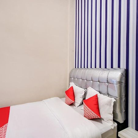 Oyo 3389 Sonya Homestay Syariah Tebing Tinggi Екстериор снимка