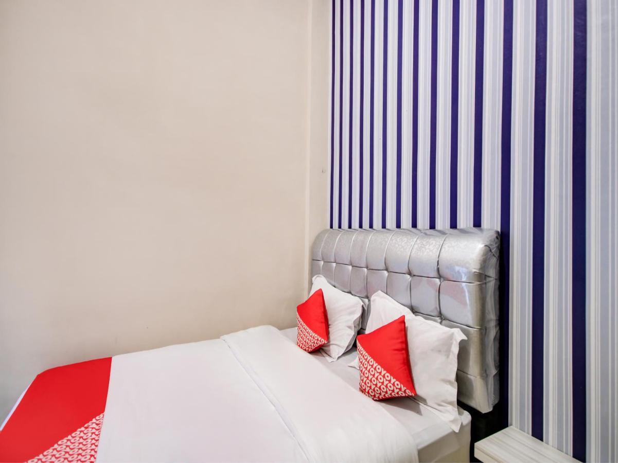 Oyo 3389 Sonya Homestay Syariah Tebing Tinggi Екстериор снимка